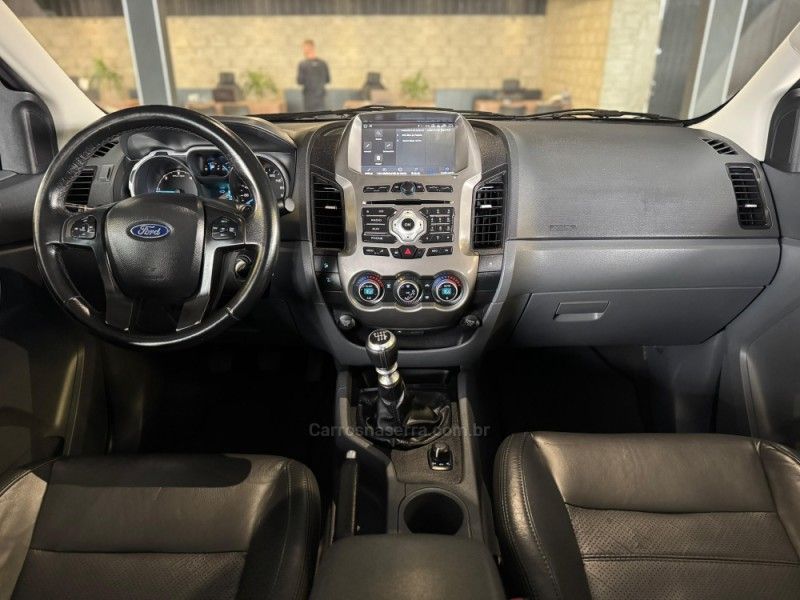 FORD RANGER 3.2 XLT 4X4 CD 20V 2013/2014 GRIFFCAR MULTIMARCAS DOIS IRMÃOS / Carros no Vale