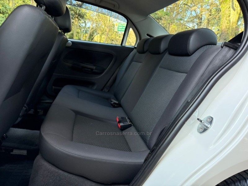 VOLKSWAGEN VOYAGE 1.0 MI CITY 8V 2014/2015 KASPER VEÍCULOS DOIS IRMÃOS / Carros no Vale