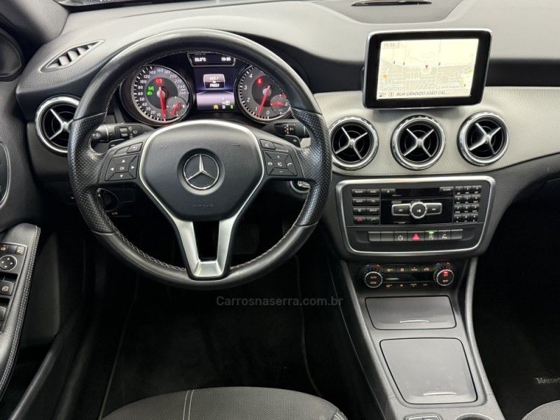 MERCEDES-BENZ GLA 200 1.6 CGI VISION 16V TURBO 2014/2015 FOCAR VEÍCULOS CAXIAS DO SUL / Carros no Vale