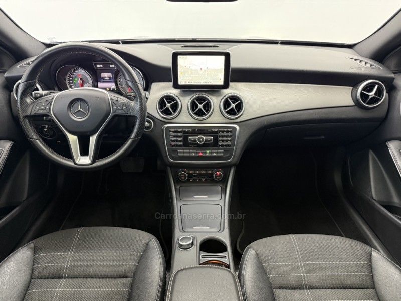 MERCEDES-BENZ GLA 200 1.6 CGI VISION 16V TURBO 2014/2015 FOCAR VEÍCULOS CAXIAS DO SUL / Carros no Vale