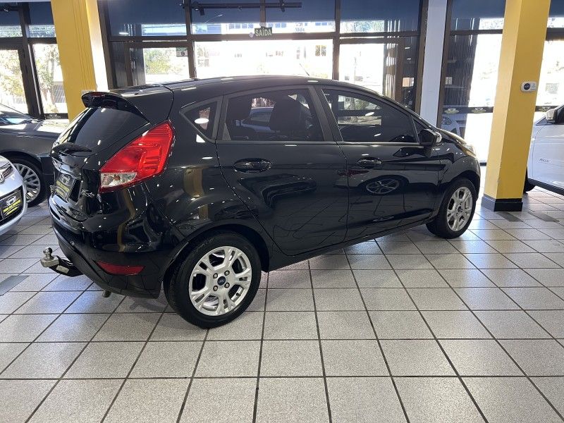FORD FIESTA 1.6 SE HATCH 16V 2013/2014 PRIME MULTIMARCAS CAXIAS DO SUL / Carros no Vale