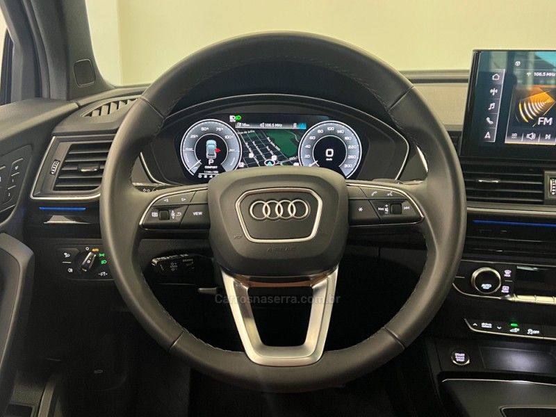AUDI Q5 2.0 TFSI PERFORMANCE BLACK QUATTRO HÍBRIDO 2023/2024 ÓTIMA CAR FLORES DA CUNHA / Carros no Vale