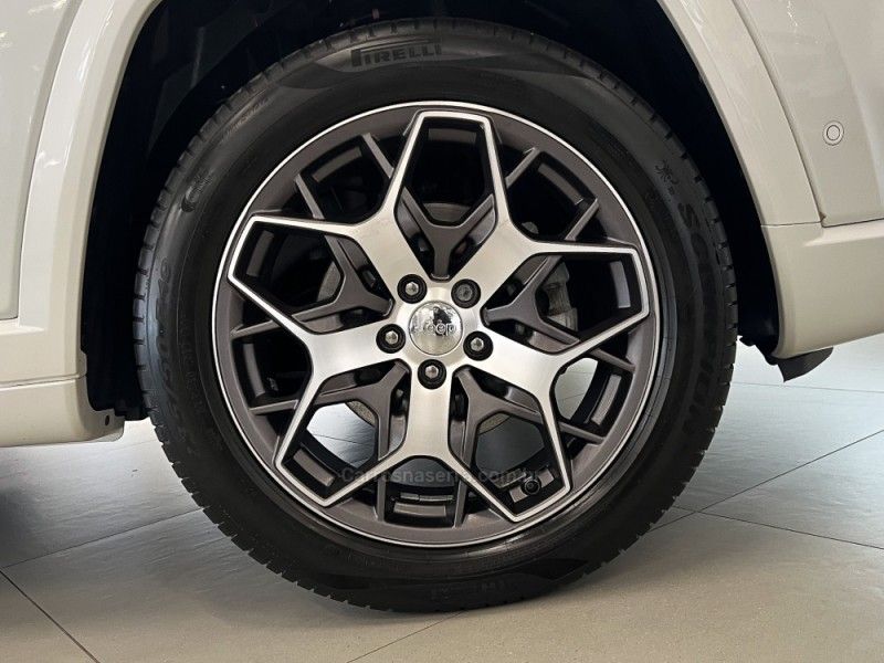 JEEP COMMANDER 1.3 OVERLAND T270 16V 4X2 TURBO 2022/2023 ÓTIMA CAR FLORES DA CUNHA / Carros no Vale