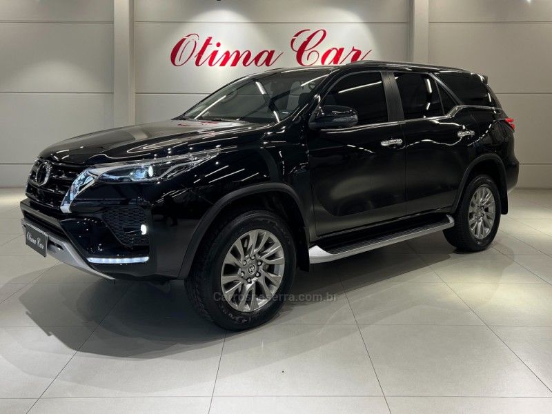 TOYOTA HILUX SW4 2.8 SRX 4X4 7 LUGARES 16V TURBO INTERCOOLER 2023/2024 ÓTIMA CAR FLORES DA CUNHA / Carros no Vale