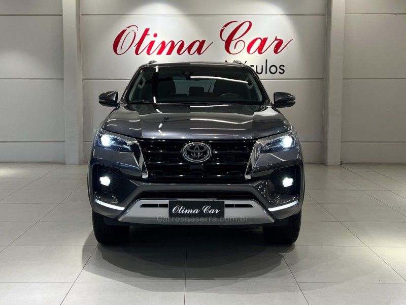 TOYOTA HILUX SW4 2.8 SRX 4X4 7 LUGARES 16V TURBO INTERCOOLER 2021/2021 ÓTIMA CAR FLORES DA CUNHA / Carros no Vale