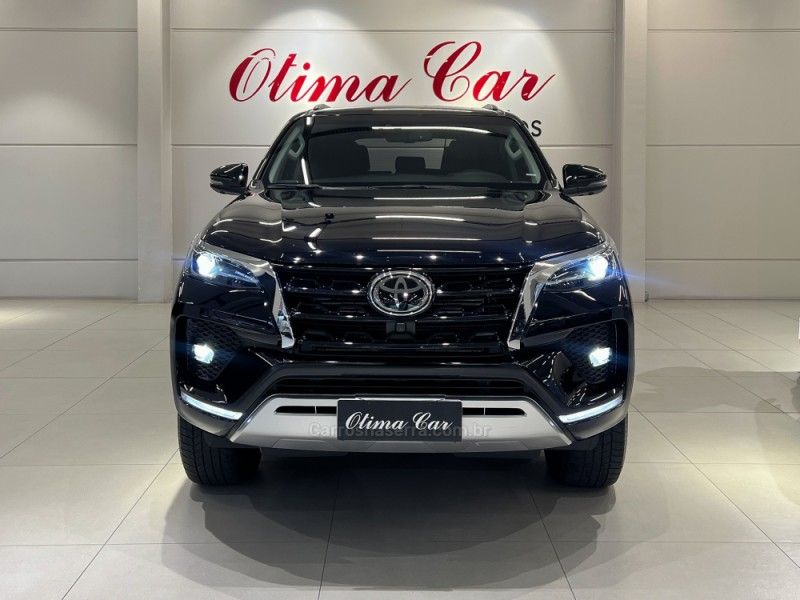 TOYOTA HILUX SW4 2.8 SRX 4X4 7 LUGARES 16V TURBO INTERCOOLER 2023/2024 ÓTIMA CAR FLORES DA CUNHA / Carros no Vale