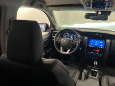 TOYOTA HILUX SW4 2.8 SRX 4X4 7 LUGARES 16V TURBO INTERCOOLER 2023/2024 ÓTIMA CAR FLORES DA CUNHA / Carros no Vale