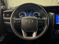 TOYOTA HILUX SW4 2.8 SRX 4X4 7 LUGARES 16V TURBO INTERCOOLER 2023/2024 ÓTIMA CAR FLORES DA CUNHA / Carros no Vale