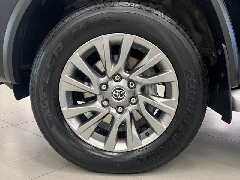 TOYOTA HILUX SW4 2.8 SRX 4X4 7 LUGARES 16V TURBO INTERCOOLER 2023/2024 ÓTIMA CAR FLORES DA CUNHA / Carros no Vale