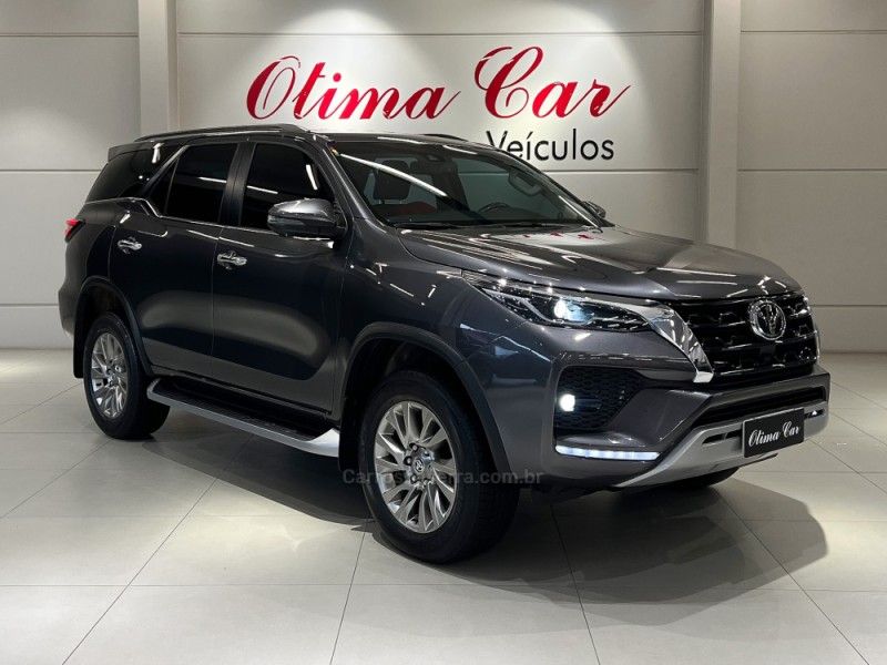 TOYOTA HILUX SW4 2.8 SRX 4X4 7 LUGARES 16V TURBO INTERCOOLER 2021/2021 ÓTIMA CAR FLORES DA CUNHA / Carros no Vale
