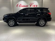 TOYOTA HILUX SW4 2.8 SRX 4X4 7 LUGARES 16V TURBO INTERCOOLER 2023/2024 ÓTIMA CAR FLORES DA CUNHA / Carros no Vale