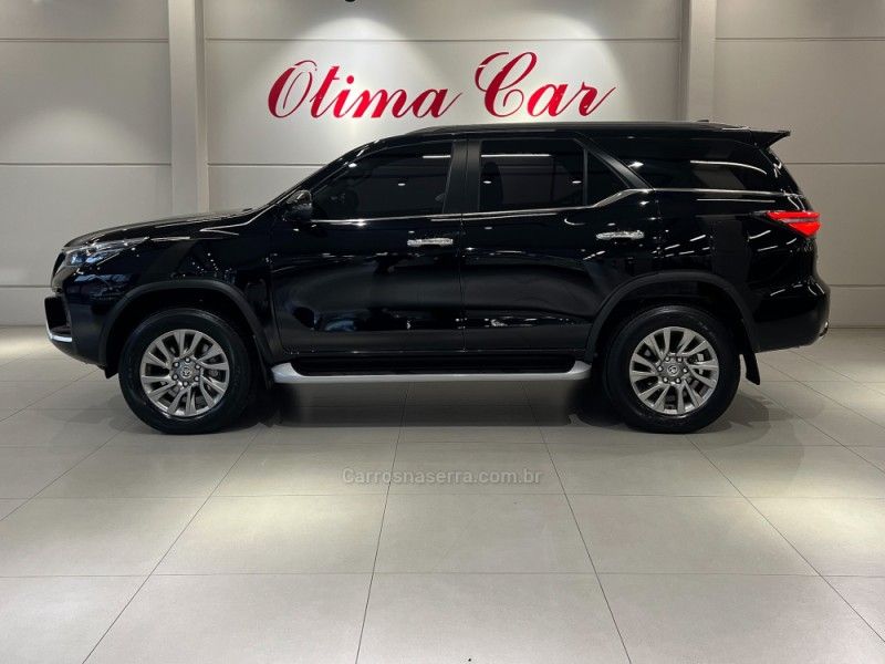 TOYOTA HILUX SW4 2.8 SRX 4X4 7 LUGARES 16V TURBO INTERCOOLER 2023/2024 ÓTIMA CAR FLORES DA CUNHA / Carros no Vale