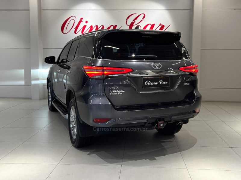 TOYOTA HILUX SW4 2.8 SRX 4X4 7 LUGARES 16V TURBO INTERCOOLER 2021/2021 ÓTIMA CAR FLORES DA CUNHA / Carros no Vale
