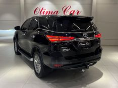 TOYOTA HILUX SW4 2.8 SRX 4X4 7 LUGARES 16V TURBO INTERCOOLER 2023/2024 ÓTIMA CAR FLORES DA CUNHA / Carros no Vale