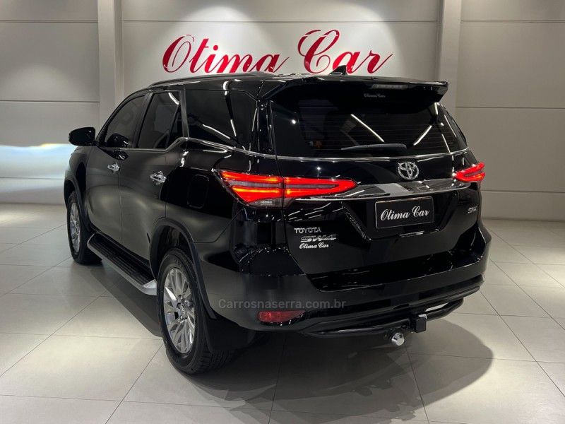 TOYOTA HILUX SW4 2.8 SRX 4X4 7 LUGARES 16V TURBO INTERCOOLER 2023/2024 ÓTIMA CAR FLORES DA CUNHA / Carros no Vale