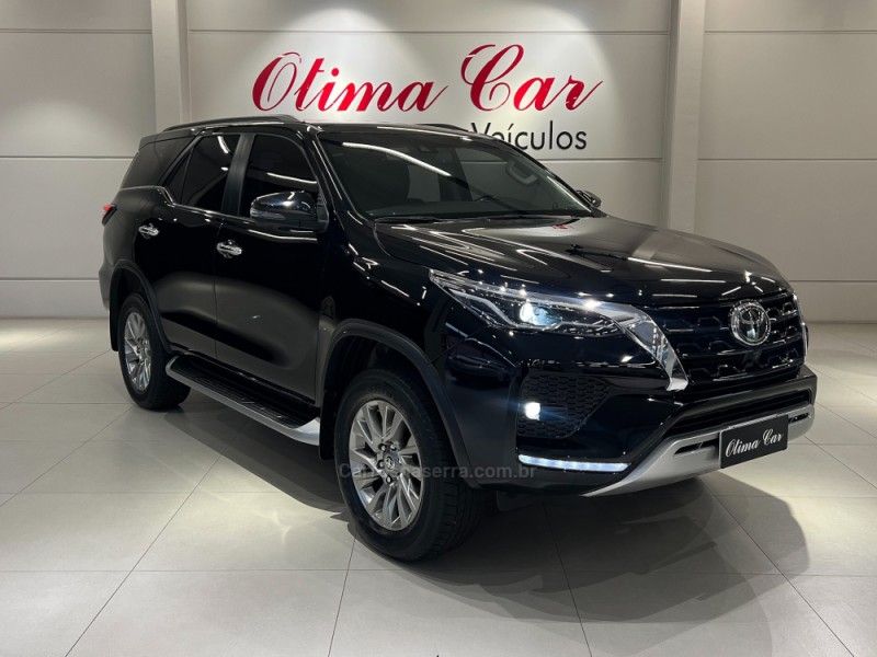 TOYOTA HILUX SW4 2.8 SRX 4X4 7 LUGARES 16V TURBO INTERCOOLER 2023/2024 ÓTIMA CAR FLORES DA CUNHA / Carros no Vale