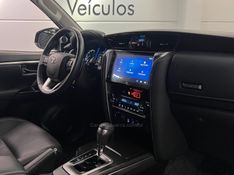 TOYOTA HILUX SW4 2.8 SRX 4X4 7 LUGARES 16V TURBO INTERCOOLER 2023/2024 ÓTIMA CAR FLORES DA CUNHA / Carros no Vale