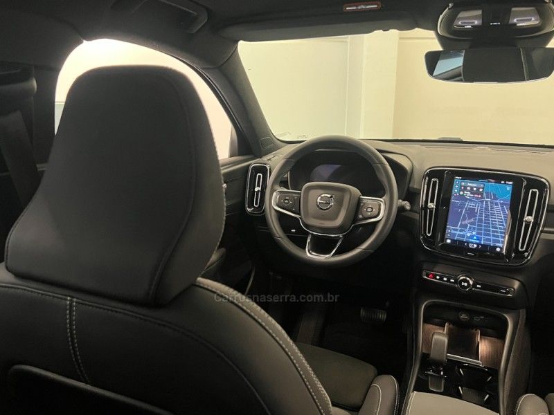 VOLVO XC 40 P6 RECHARGE ELECTRIC PLUS 2023/2024 ÓTIMA CAR FLORES DA CUNHA / Carros no Vale