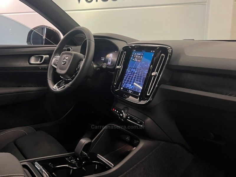 VOLVO XC 40 P6 RECHARGE ELECTRIC PLUS 2023/2024 ÓTIMA CAR FLORES DA CUNHA / Carros no Vale