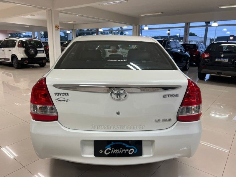TOYOTA ETIOS 1.5 XLS SEDAN 16V 2016/2017 CIMIRRO AUTOMÓVEIS TAQUARA / Carros no Vale