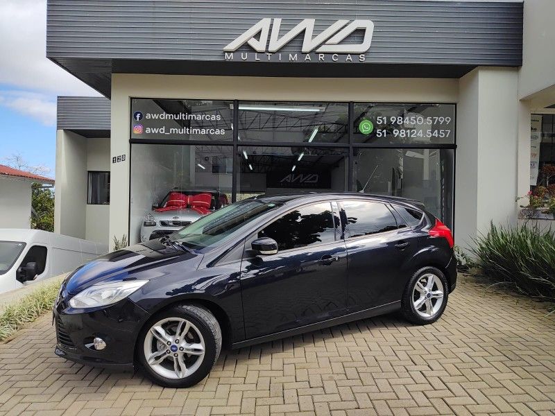 FORD FOCUS 1.6 SE HATCH 16V 2014/2014 AWD MULTIMARCAS LAJEADO / Carros no Vale
