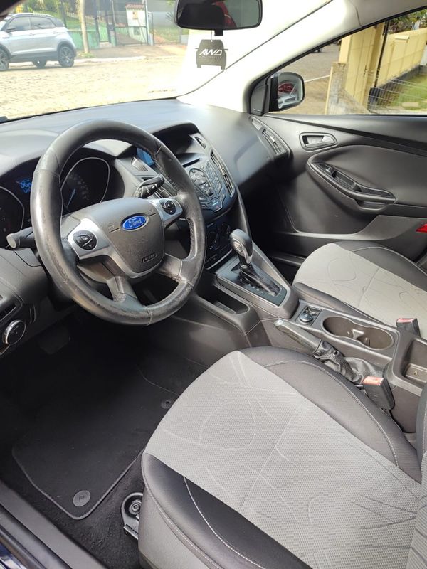 FORD FOCUS 1.6 SE HATCH 16V 2014/2014 AWD MULTIMARCAS LAJEADO / Carros no Vale