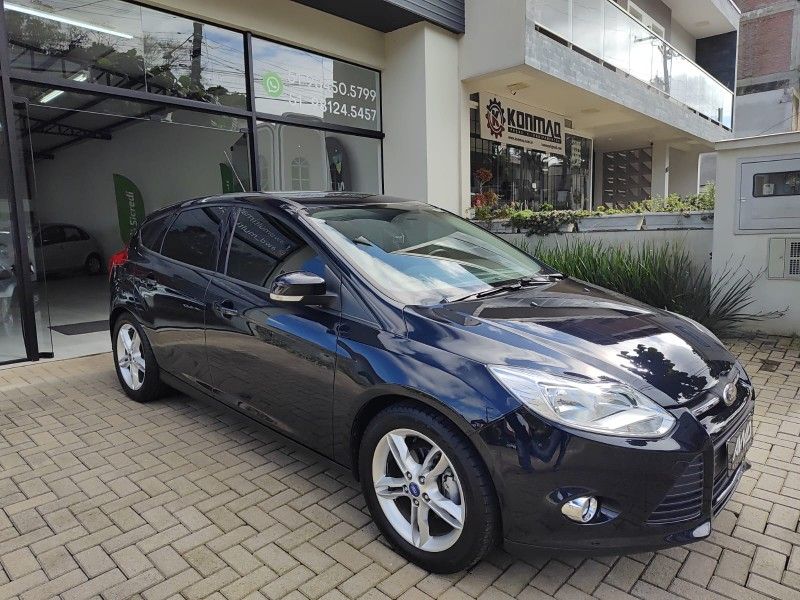FORD FOCUS 1.6 SE HATCH 16V 2014/2014 AWD MULTIMARCAS LAJEADO / Carros no Vale