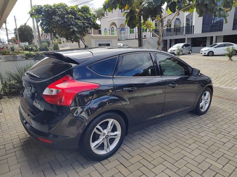 FORD FOCUS 1.6 SE HATCH 16V 2014/2014 AWD MULTIMARCAS LAJEADO / Carros no Vale
