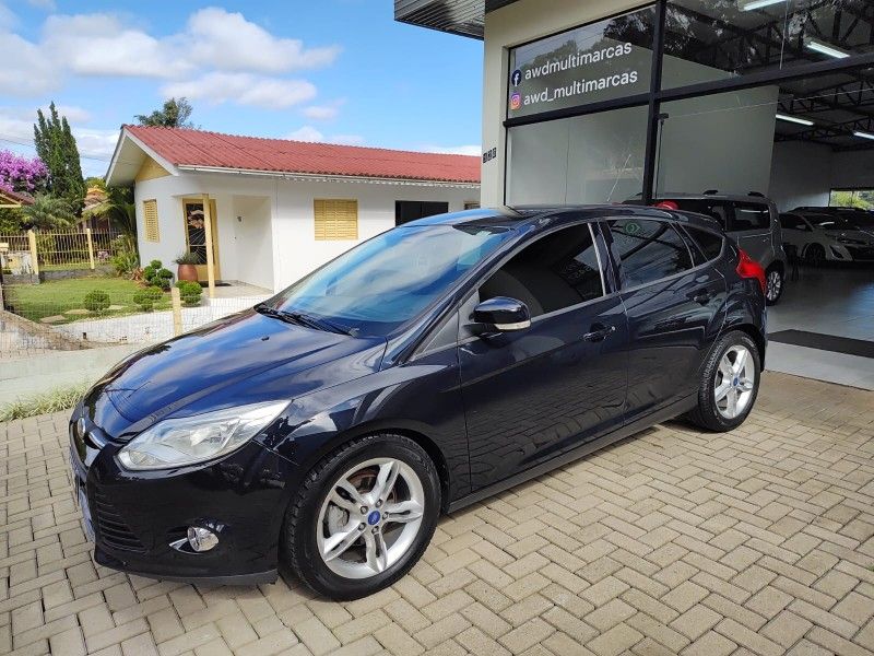FORD FOCUS 1.6 SE HATCH 16V 2014/2014 AWD MULTIMARCAS LAJEADO / Carros no Vale