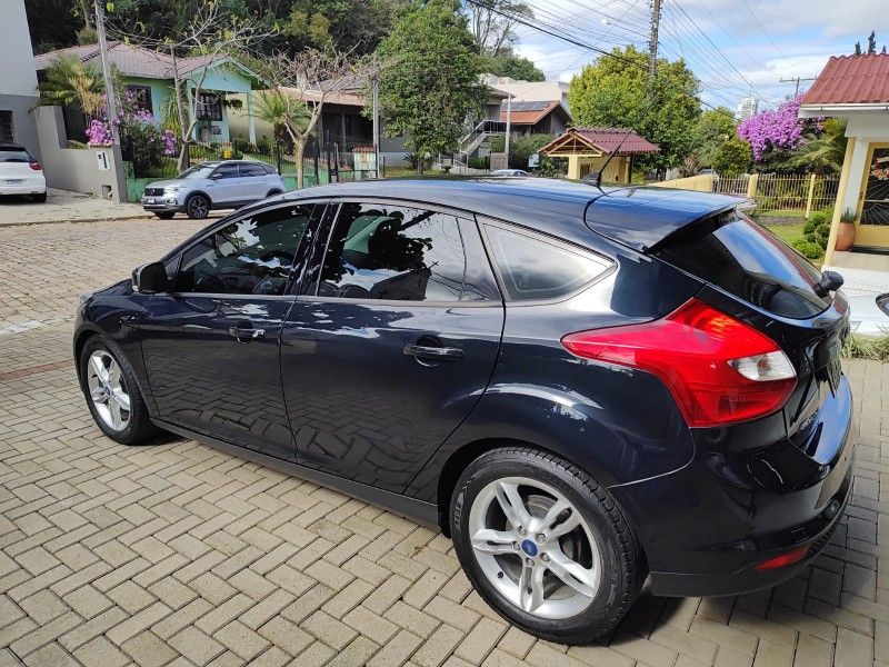FORD FOCUS 1.6 SE HATCH 16V 2014/2014 AWD MULTIMARCAS LAJEADO / Carros no Vale