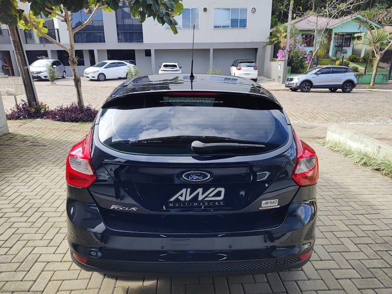 FORD FOCUS 1.6 SE HATCH 16V 2014/2014 AWD MULTIMARCAS LAJEADO / Carros no Vale