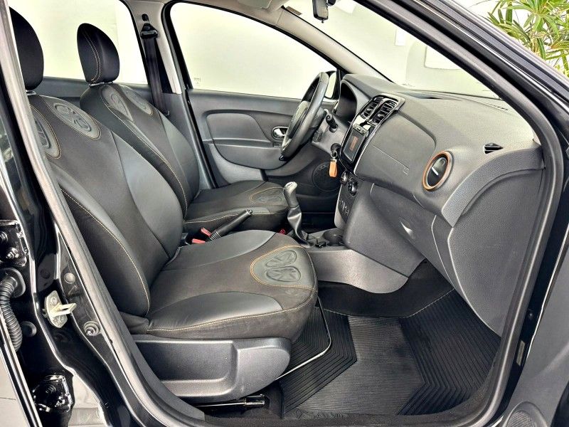 RENAULT SANDERO 1.6 STEPWAY 8V 2015/2015 ANDRIGO VEÍCULOS CAXIAS DO SUL / Carros no Vale