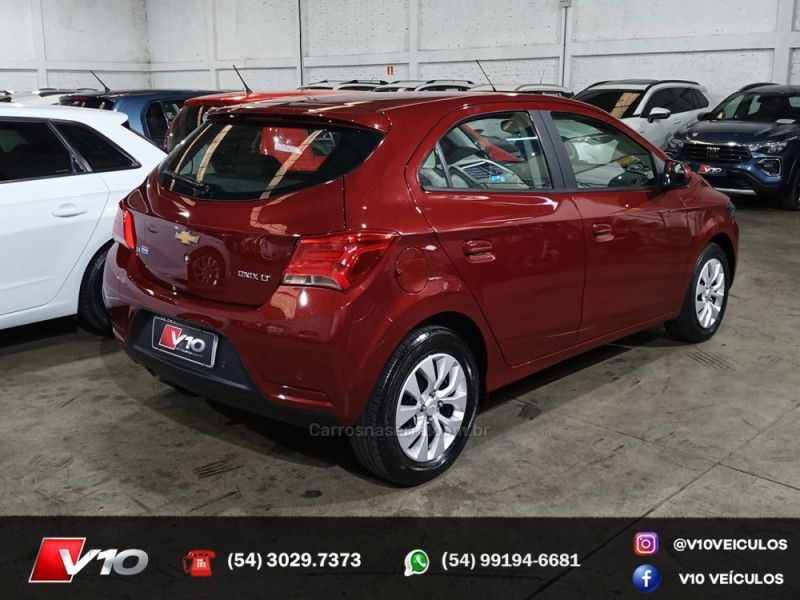 CHEVROLET ONIX 1.4 MPFI LT 8V 2017/2017 V10 VEÍCULOS CAXIAS DO SUL / Carros no Vale