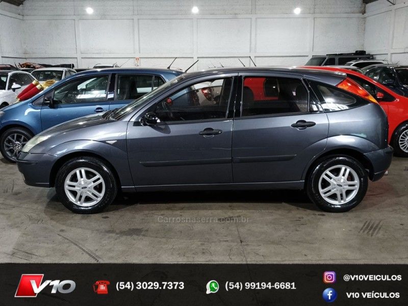 FORD FOCUS 1.6 GL 8V 2004/2004 V10 VEÍCULOS CAXIAS DO SUL / Carros no Vale
