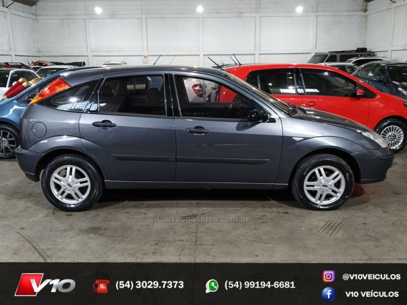 FORD FOCUS 1.6 GL 8V 2004/2004 V10 VEÍCULOS CAXIAS DO SUL / Carros no Vale