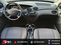 FORD FOCUS 1.6 GL 8V 2004/2004 V10 VEÍCULOS CAXIAS DO SUL / Carros no Vale