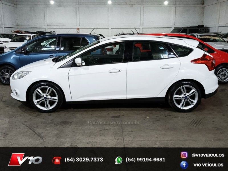FORD FOCUS 2.0 SE HATCH 16V AUTO 2014/2014 V10 VEÍCULOS CAXIAS DO SUL / Carros no Vale