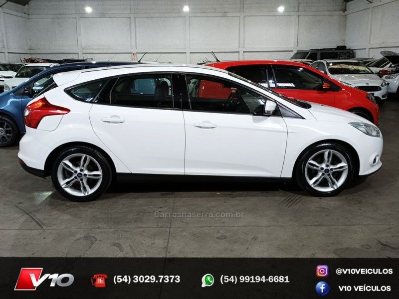 FORD FOCUS 2.0 SE HATCH 16V AUTO 2014/2014 V10 VEÍCULOS CAXIAS DO SUL / Carros no Vale
