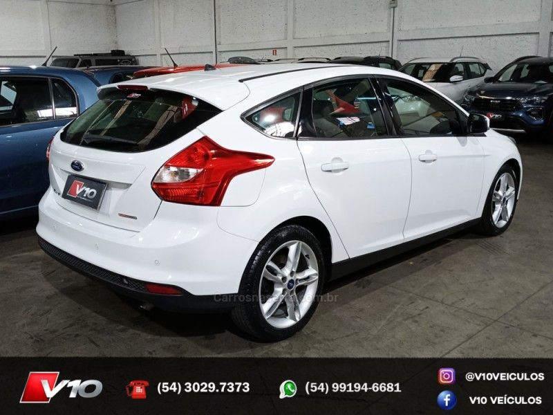 FORD FOCUS 2.0 SE HATCH 16V AUTO 2014/2014 V10 VEÍCULOS CAXIAS DO SUL / Carros no Vale