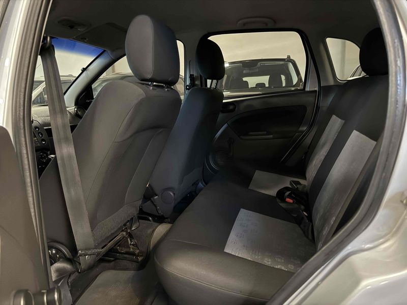 FORD FIESTA 1.6 MPI HATCH 8V 2010/2011 LEHMEN VEÍCULOS VENÂNCIO AIRES / Carros no Vale