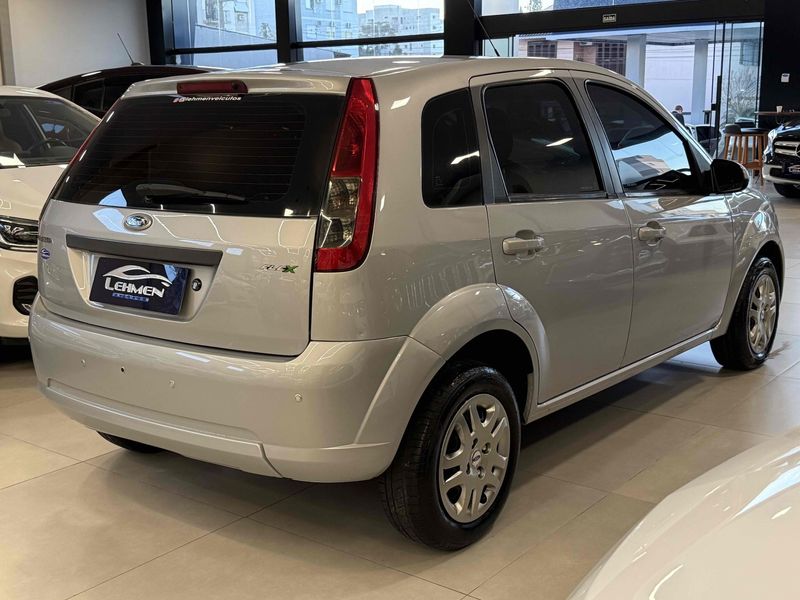 FORD FIESTA 1.6 MPI HATCH 8V 2010/2011 LEHMEN VEÍCULOS VENÂNCIO AIRES / Carros no Vale