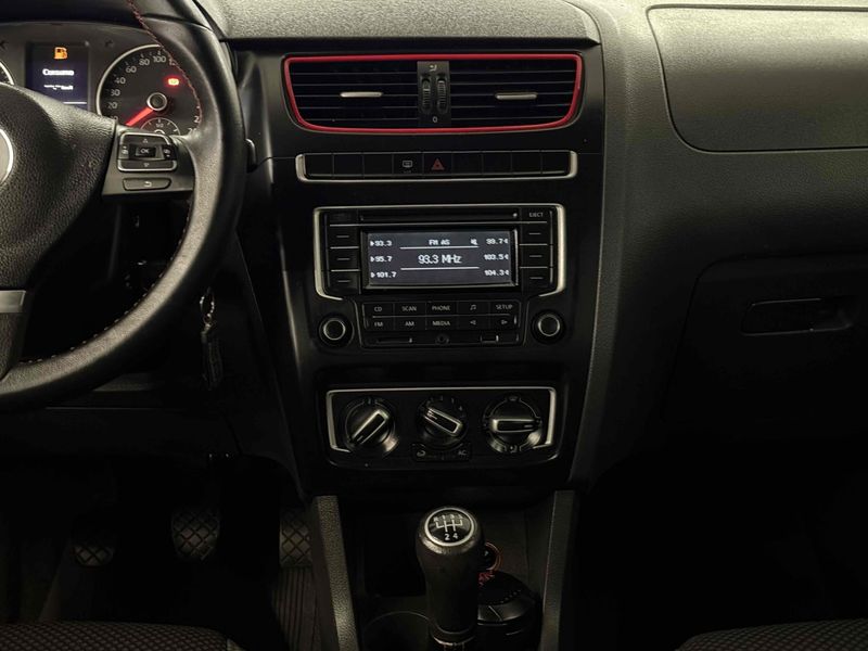 VOLKSWAGEN FOX 1.6 MI ROCK IN RIO 8V 2014/2014 LEHMEN VEÍCULOS VENÂNCIO AIRES / Carros no Vale