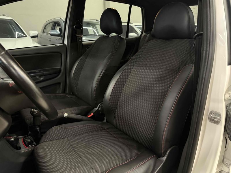 VOLKSWAGEN FOX 1.6 MI ROCK IN RIO 8V 2014/2014 LEHMEN VEÍCULOS VENÂNCIO AIRES / Carros no Vale