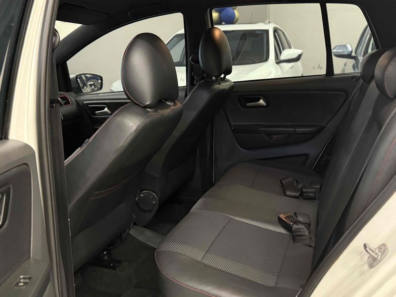 VOLKSWAGEN FOX 1.6 MI ROCK IN RIO 8V 2014/2014 LEHMEN VEÍCULOS VENÂNCIO AIRES / Carros no Vale