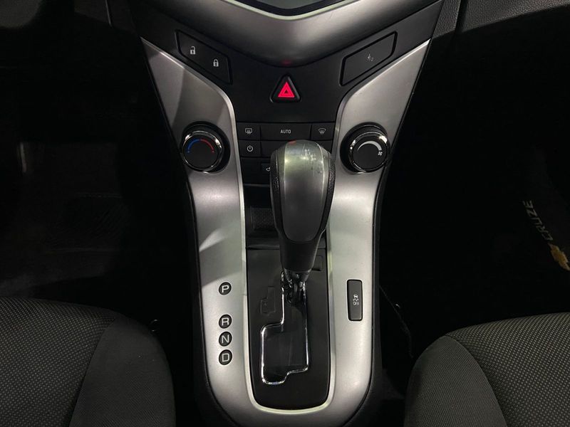 Chevrolet Cruze Lt Nb 2013/2014 SIM AUTOMÓVEIS ROLANTE / Carros no Vale