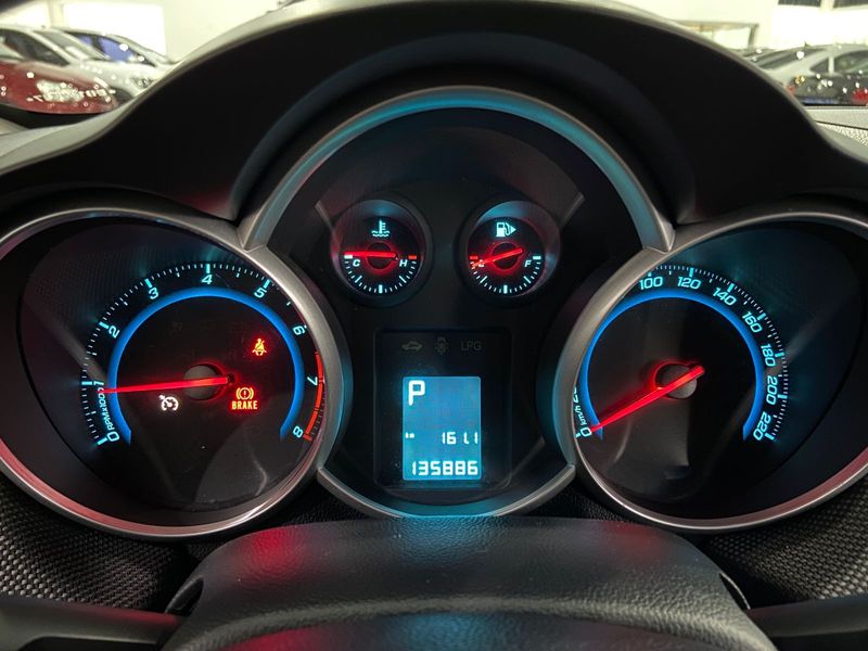 Chevrolet Cruze Lt Nb 2013/2014 SIM AUTOMÓVEIS ROLANTE / Carros no Vale