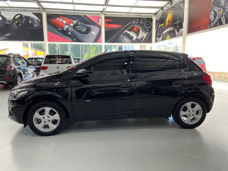 Chevrolet Onix 1.4 Lt 2018/2019 SIM AUTOMÓVEIS ROLANTE / Carros no Vale