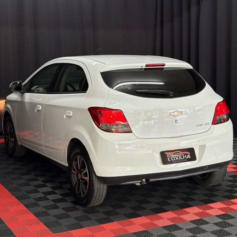 Chevrolet ONIX LTZ 1.4 2015/2015 SÉRGIO VEÍCULOS TEUTÔNIA / Carros no Vale