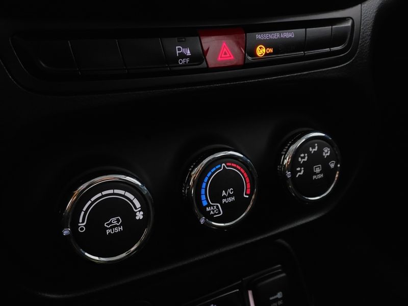 JEEP RENEGADE 1.8 16V FLEX SPORT 4P MANUAL 2015/2016 BETIOLO NOVOS E SEMINOVOS LAJEADO / Carros no Vale