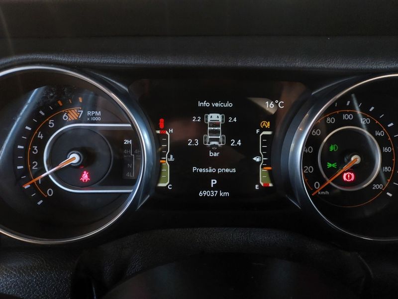 JEEP WRANGLER 2.0 TURBO GASOLINA UNLIMITED OVERLAND 4P 4X4 AT8 2021/2021 BETIOLO NOVOS E SEMINOVOS LAJEADO / Carros no Vale